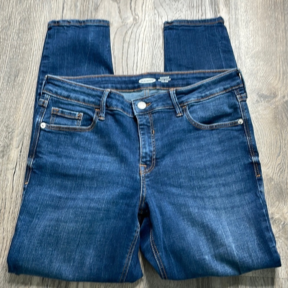Old Navy Women’s Mid Rise Rockstar Super Skinny Distressed Jeans, size 8 Short
